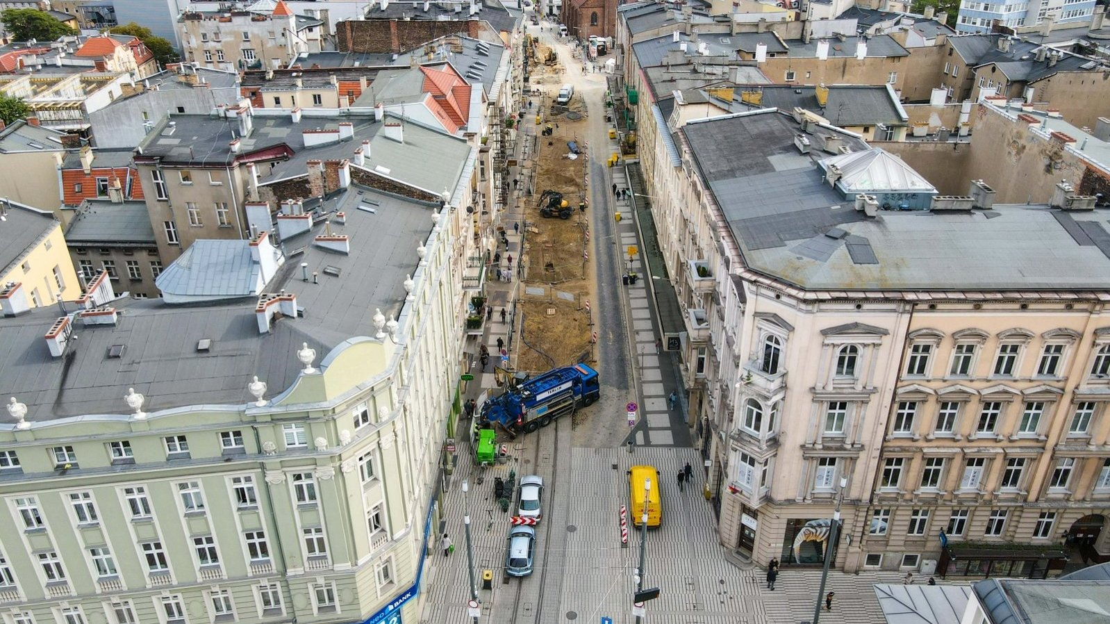 Na zdjęciu ulica Święty Marcin widziana z lotu ptaka, po obu stronach kamienice, w centrum plac budowy