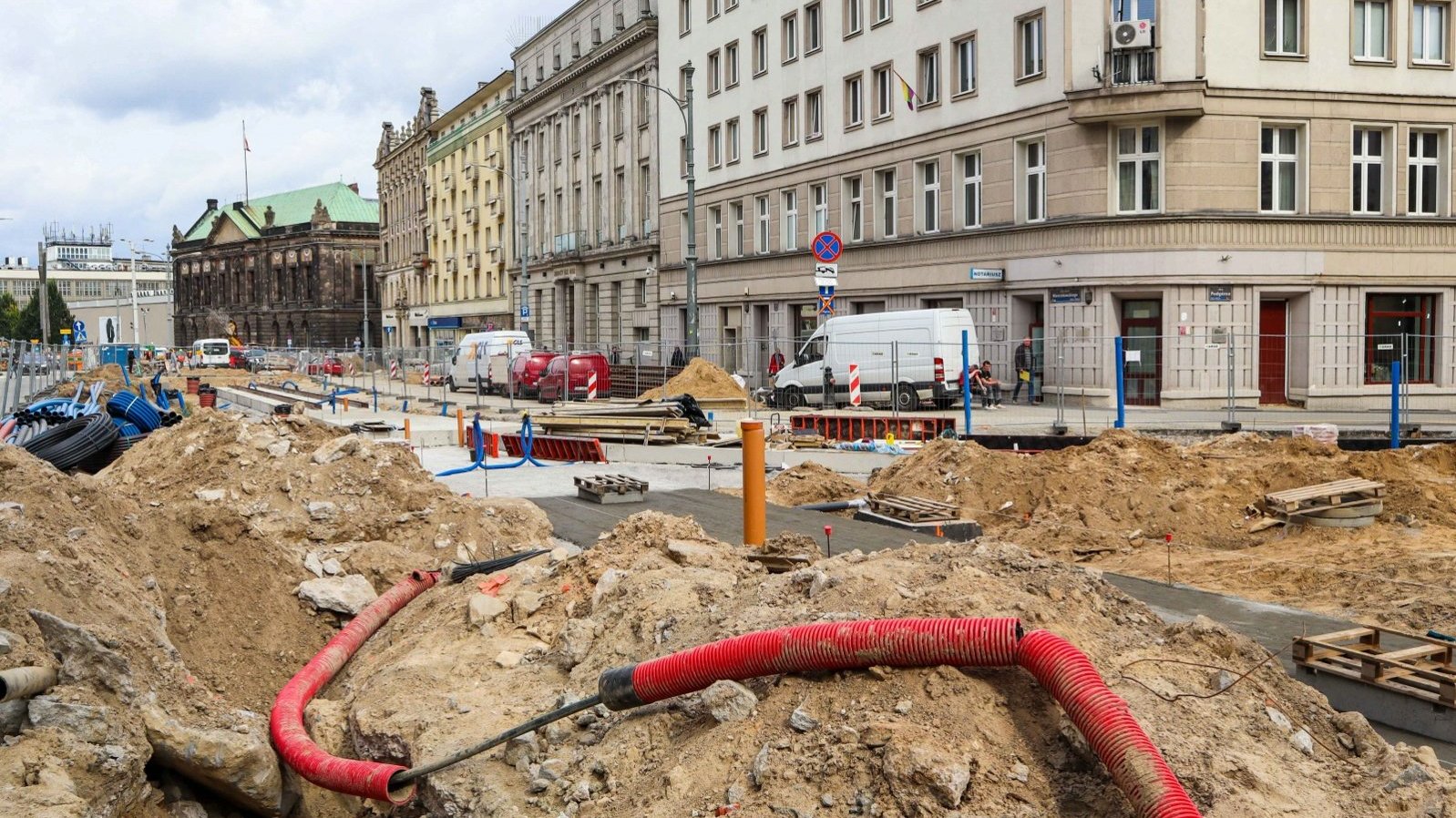 Na zdjęciu rozkopana ulica, na pierwszym planie duża, czerwona rura