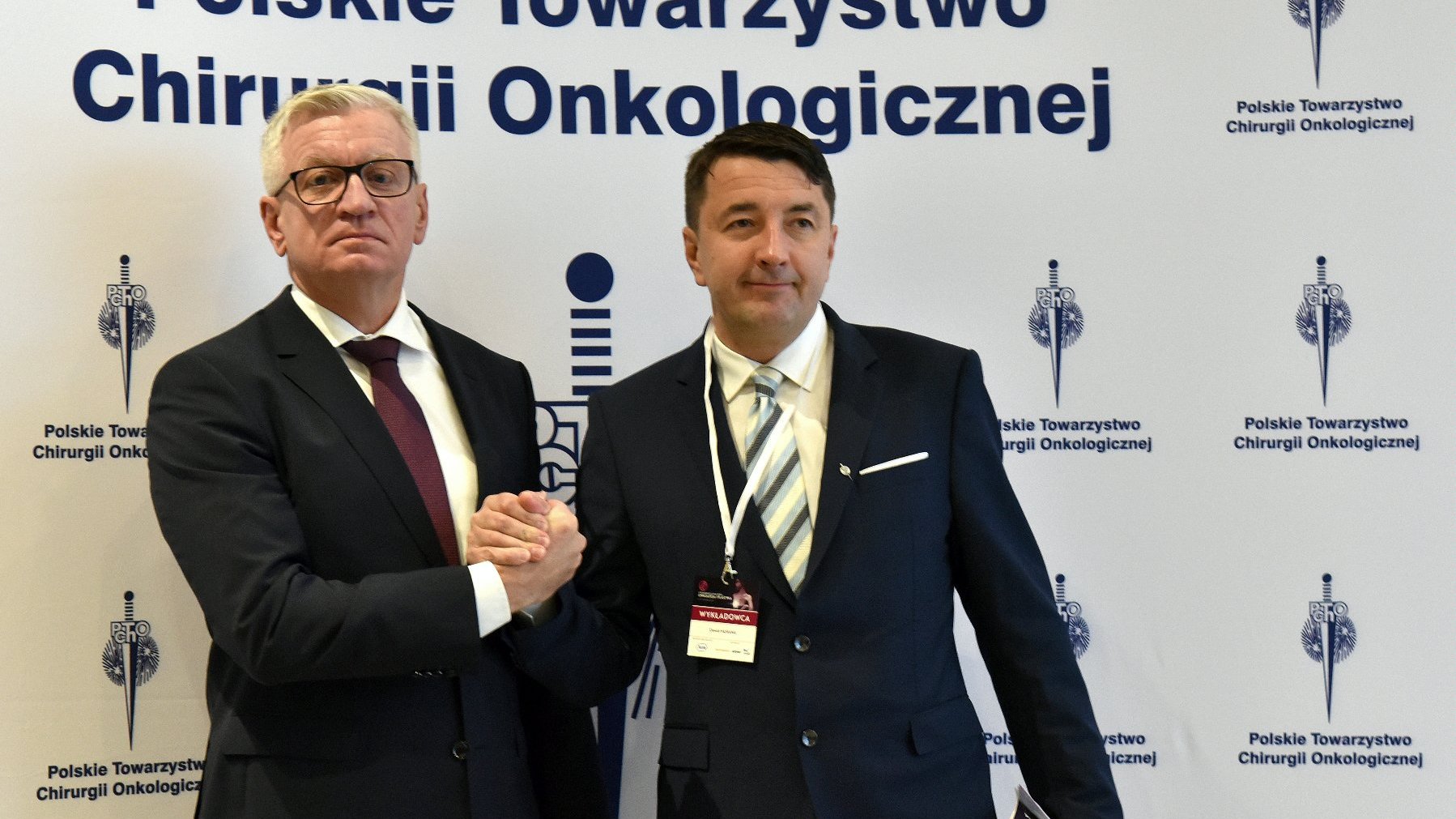 Na zdjęciu Jacek Jaśkowiak, prezydent Poznania, obok prof. Dawid Murawa, podają sobie dłonie