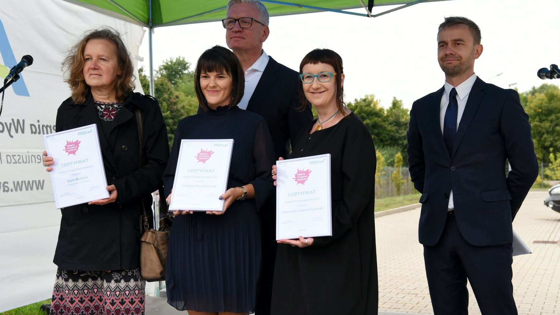 Jacek Jaśkowiak, prezydent Poznania, Wojciech Bauer oraz przedstawicielki Miejsc Przyjaznych Seniorom - z certyfikatami