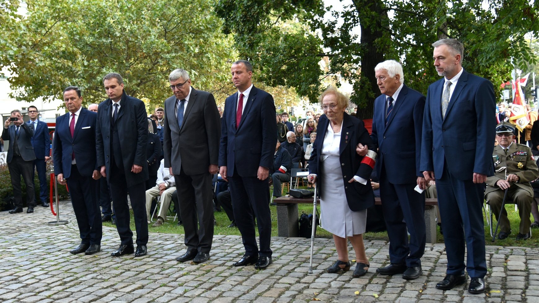 Zdjęcie przedstawia przedstawicieli władz samorządowych i wojewódzkich oraz kombatantów.