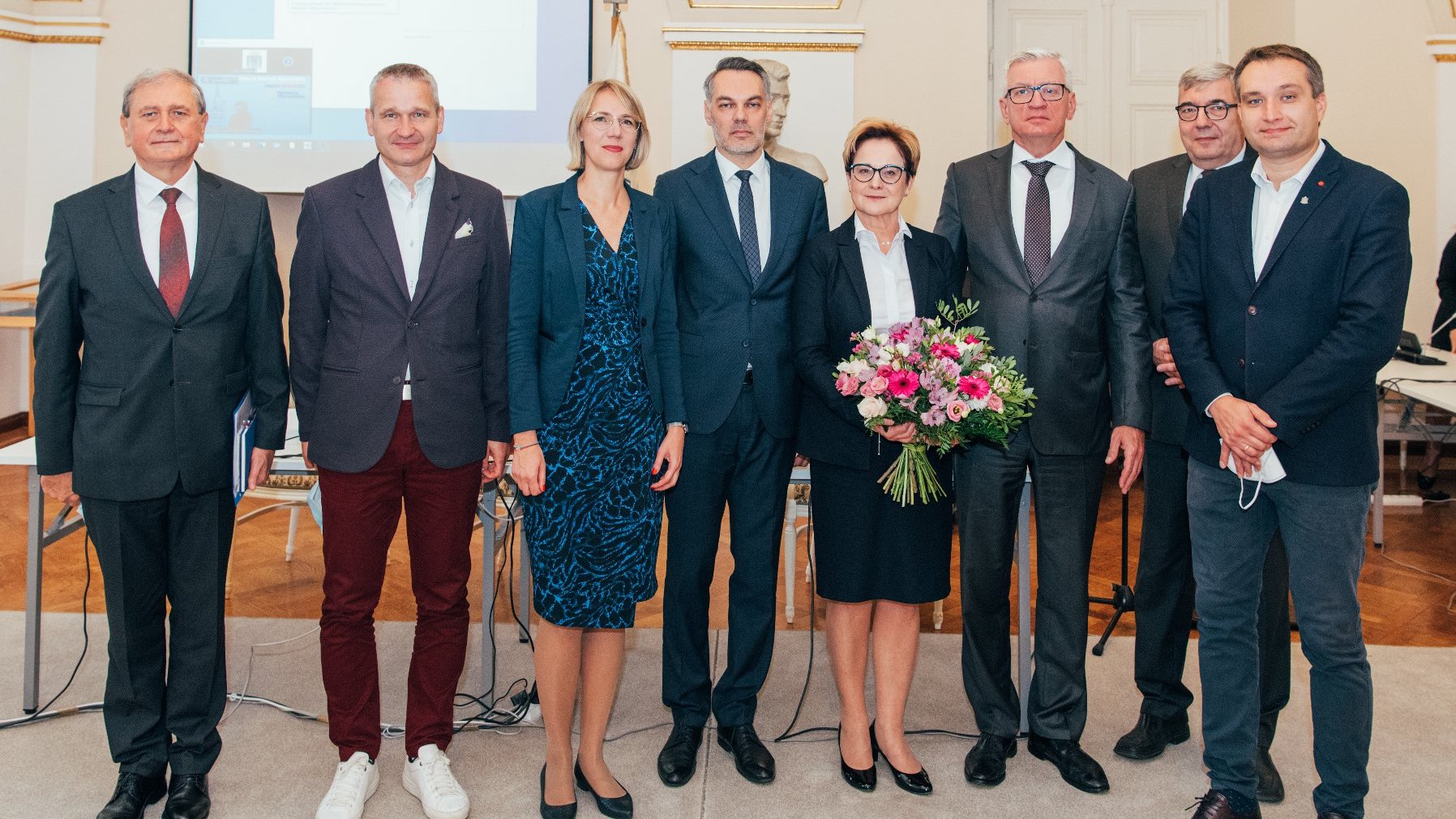 Grupa ludzi ustawiona do zdjęcia. W centrum była skarbnik i jej następca, obok prezydent Poznania, jego zastępcy, przewodniczący rady miasta, sekretarz i radna