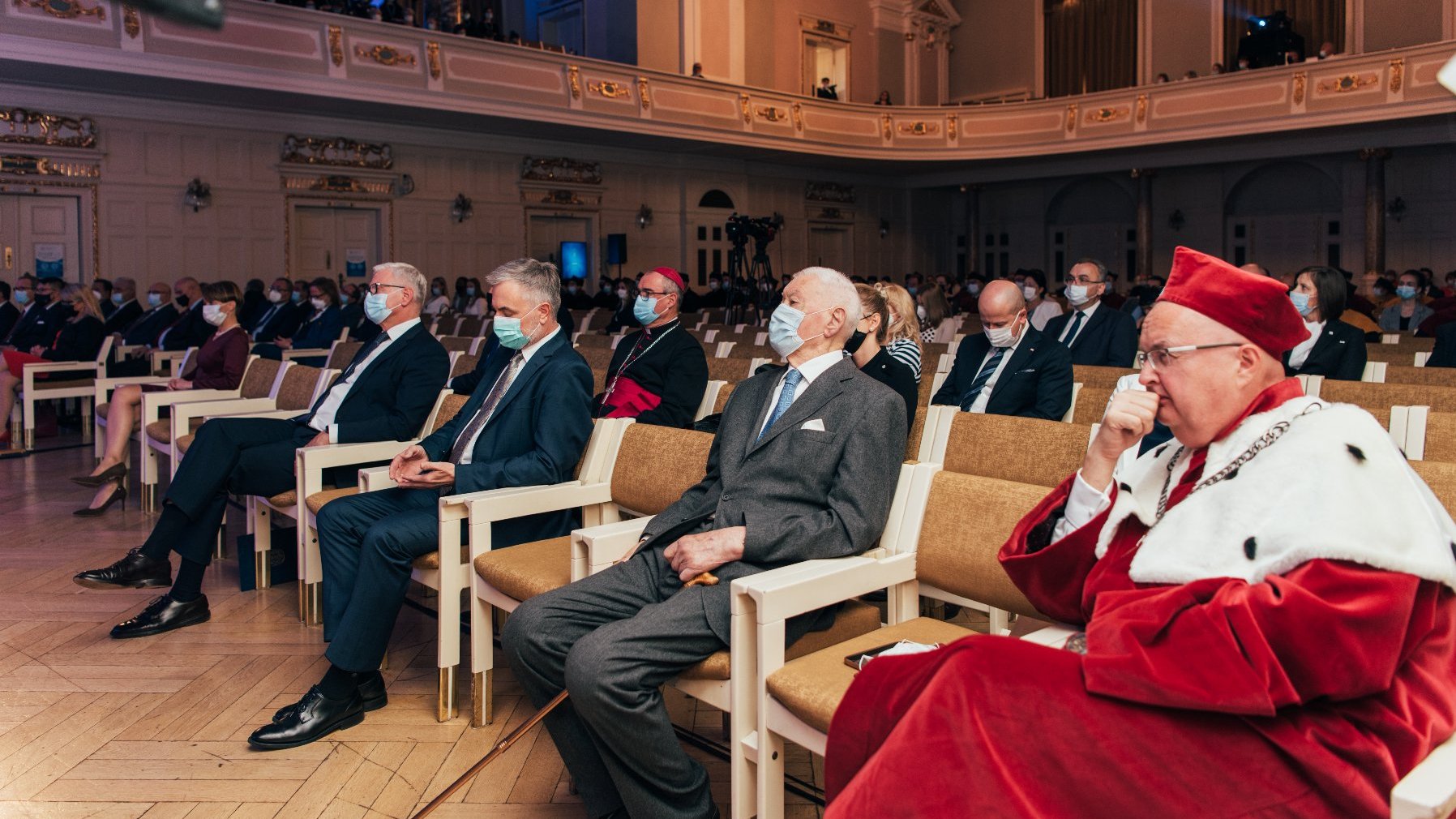 Zdjęcie przedstawia siedzących na widowni auli gości.