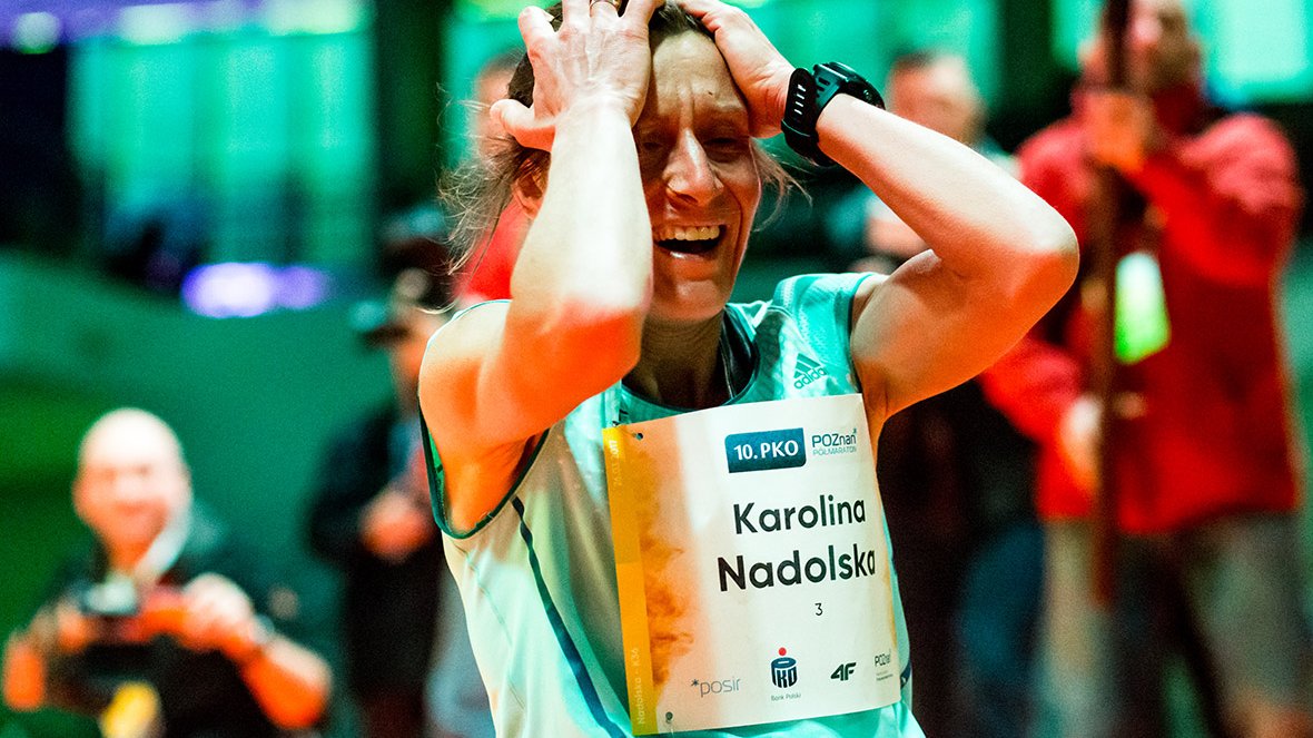 Karolina Nadolska na finiszu 10. Poznań Półmaratonu