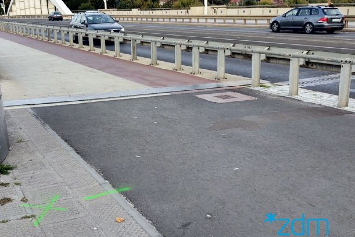 Most Rocha i zaznaczone miejsce, gdzie stanie licznik rowerowy - grafika rozmowy