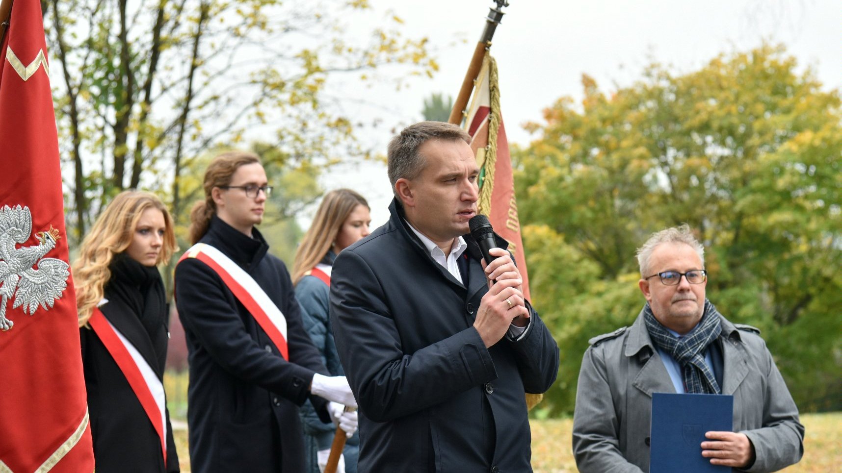 Zdjęcie przedstawia przemawiającego wiceprezydenta Wiśniewskiego.