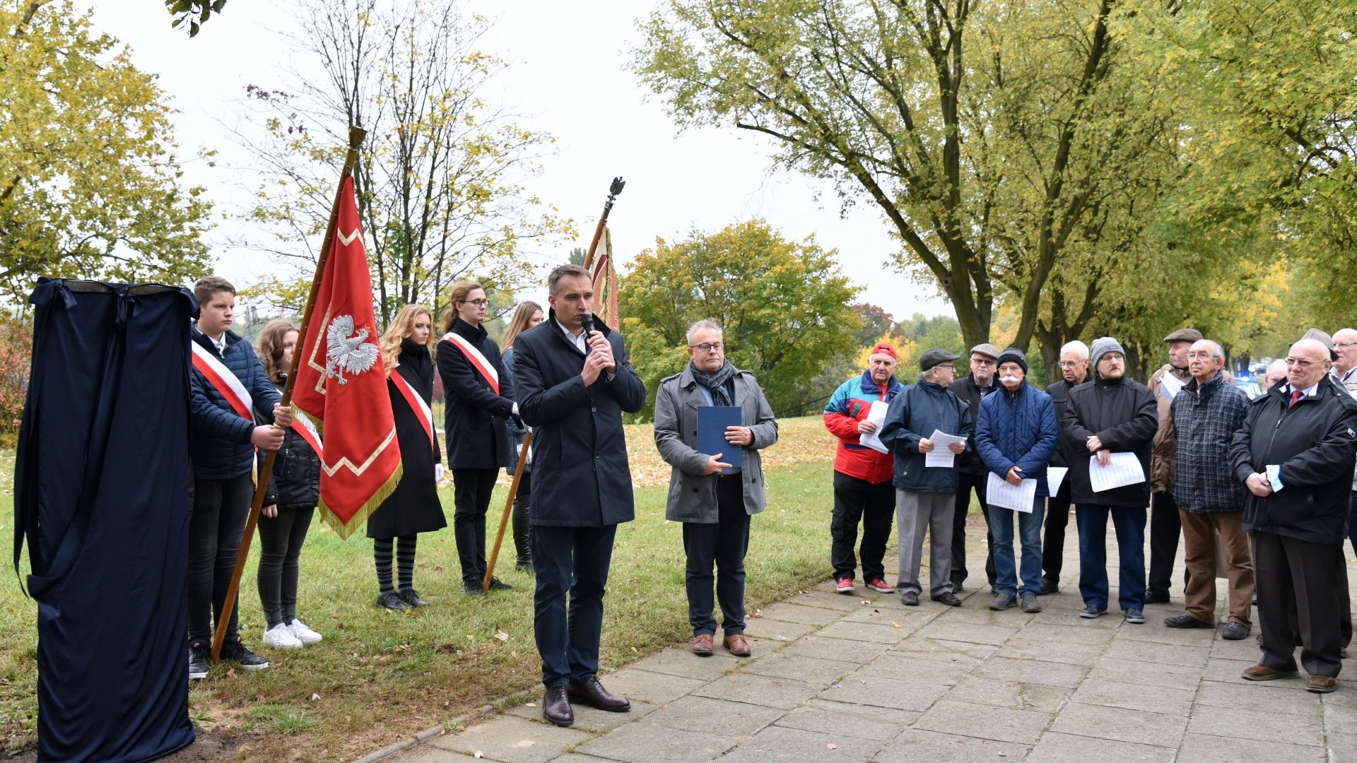 Zdjęcie przedstawia przemawiającego wiceprezydenta Wiśniewskiego. Obok widać innych zgromadzonych.