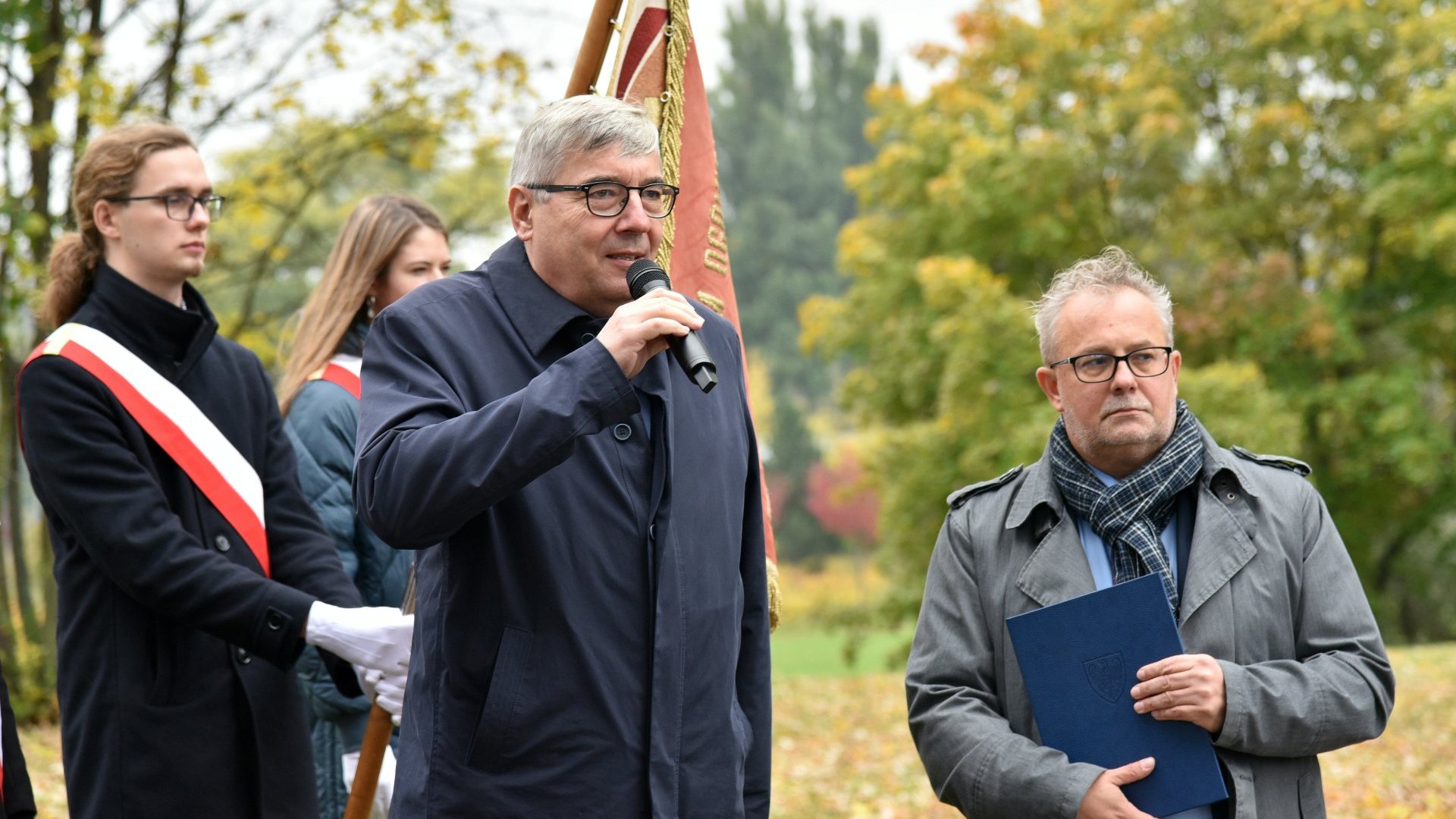 Zdjęcie przedstawia przemawiającego przewodniczącego Rady Miasta Poznania i wicedyrektora Wydziału Oświaty.