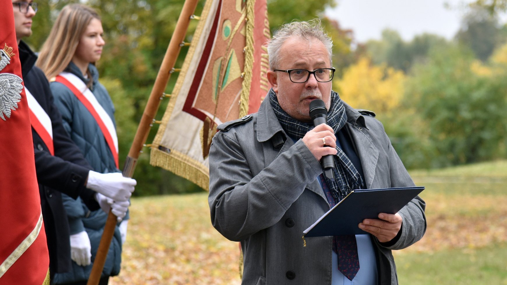 Zdjęcie przedstawia przemawiającego wicedyrektora Wydziału Oświaty.