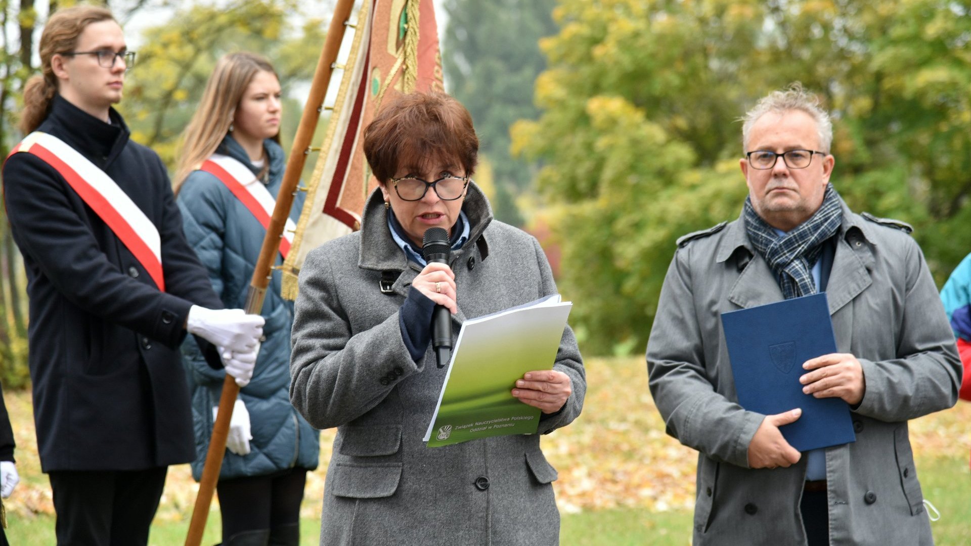 Zdjęcie przedstawia przemawiającą prezes ZNP.