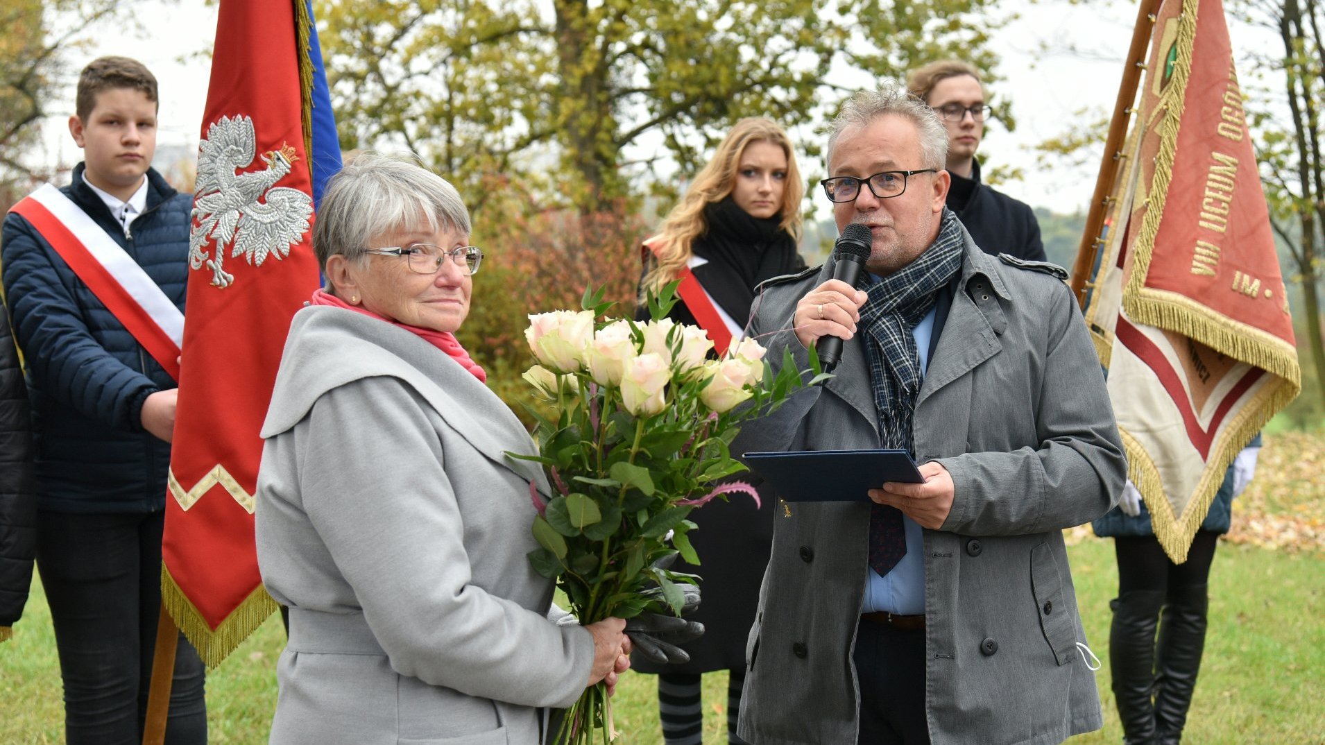 Zdjęcie przedstawia wicedyrektora Wydziału Oświaty oraz byłą prezes ZNP z kwiatami.