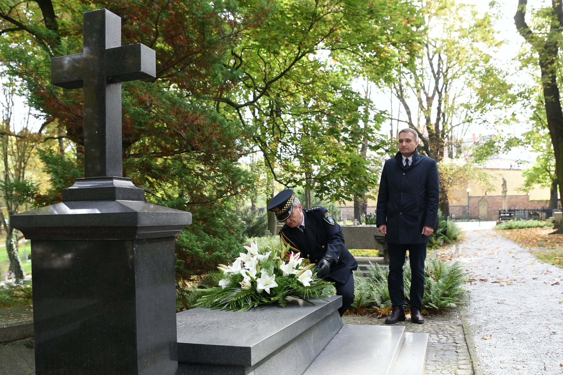 Galeria zdjęć przedstawia Mariusza Wiśniewskiego, zastępce prezydenta Poznania składającego wiązankę kwiatów na grobie Cyryla Ratajskiego. - grafika rozmowy