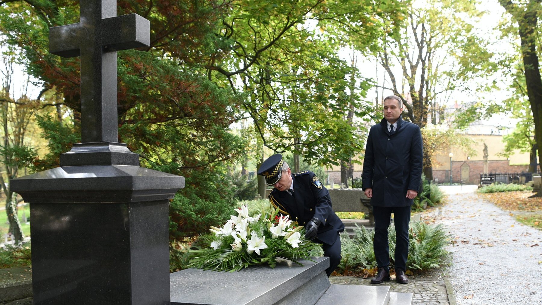 Galeria zdjęć przedstawia Mariusza Wiśniewskiego, zastępce prezydenta Poznania składającego wiązankę kwiatów na grobie Cyryla Ratajskiego.