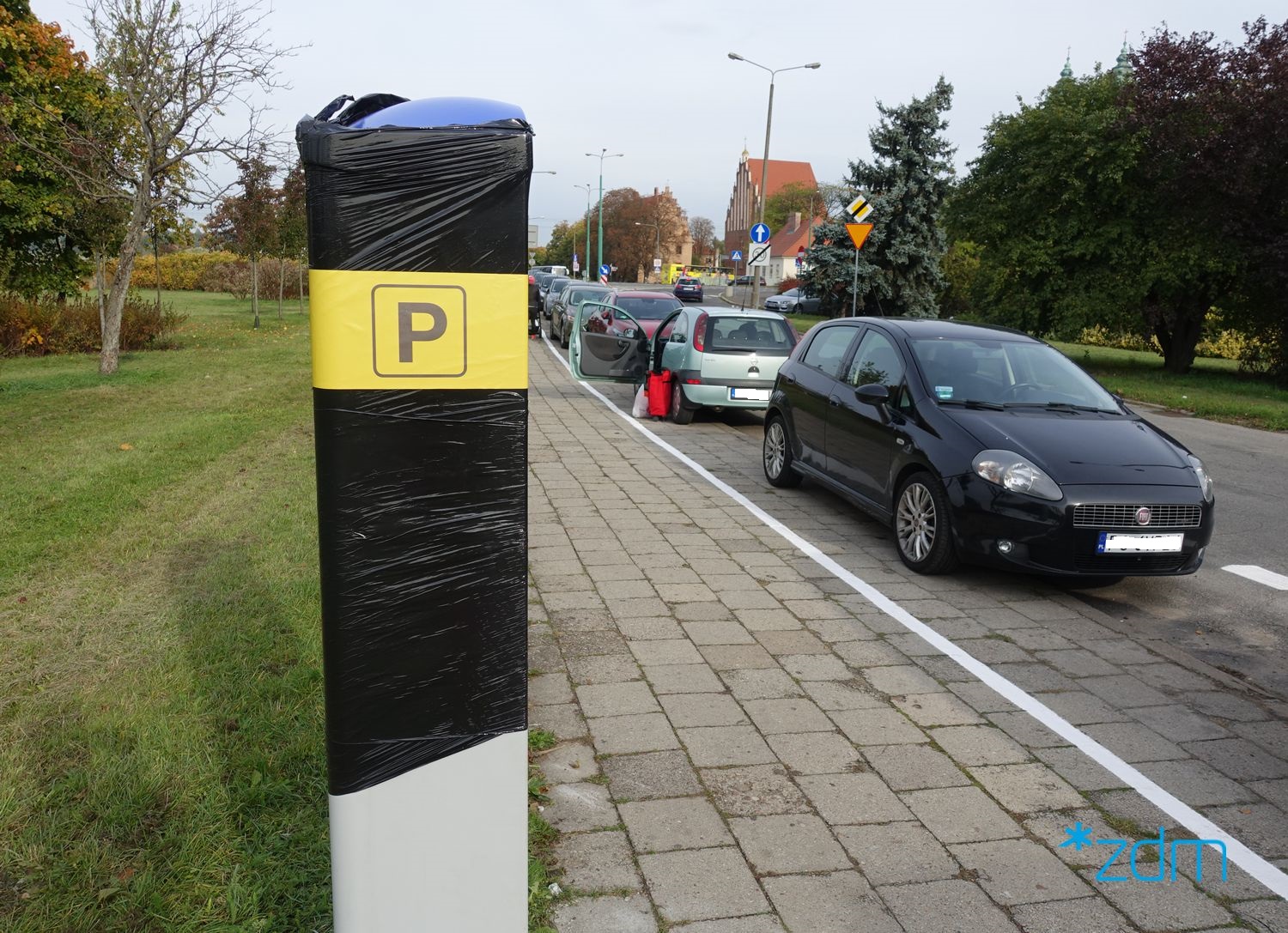 Nowy parkomat przygotowany do rozpoczęcia działania strefy płatnego parkowania - grafika rozmowy