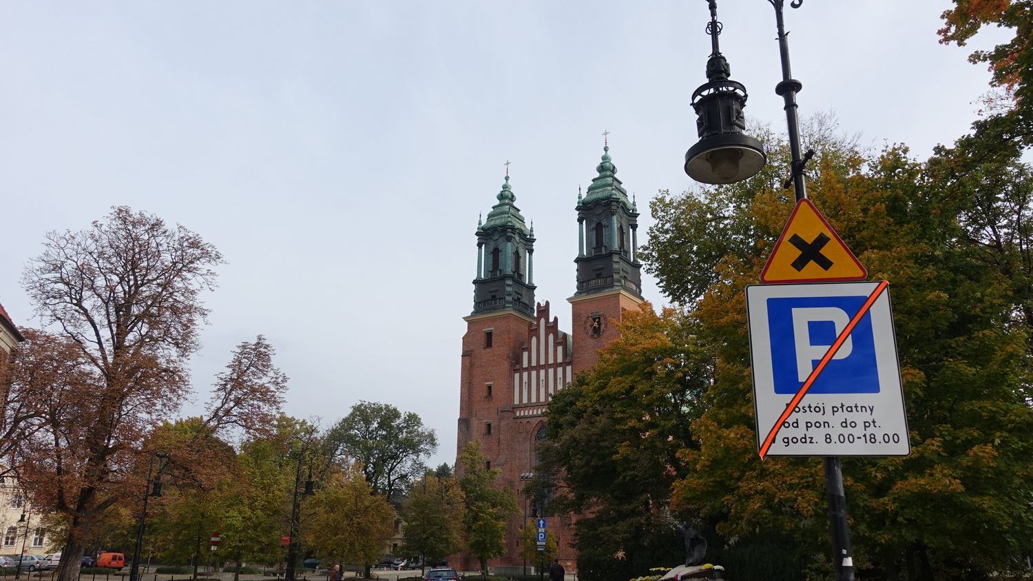 Nowe oznakowanie informujące o godzinach obowiązywania strefy płatnego parkowania na Ostrowie Tumskim