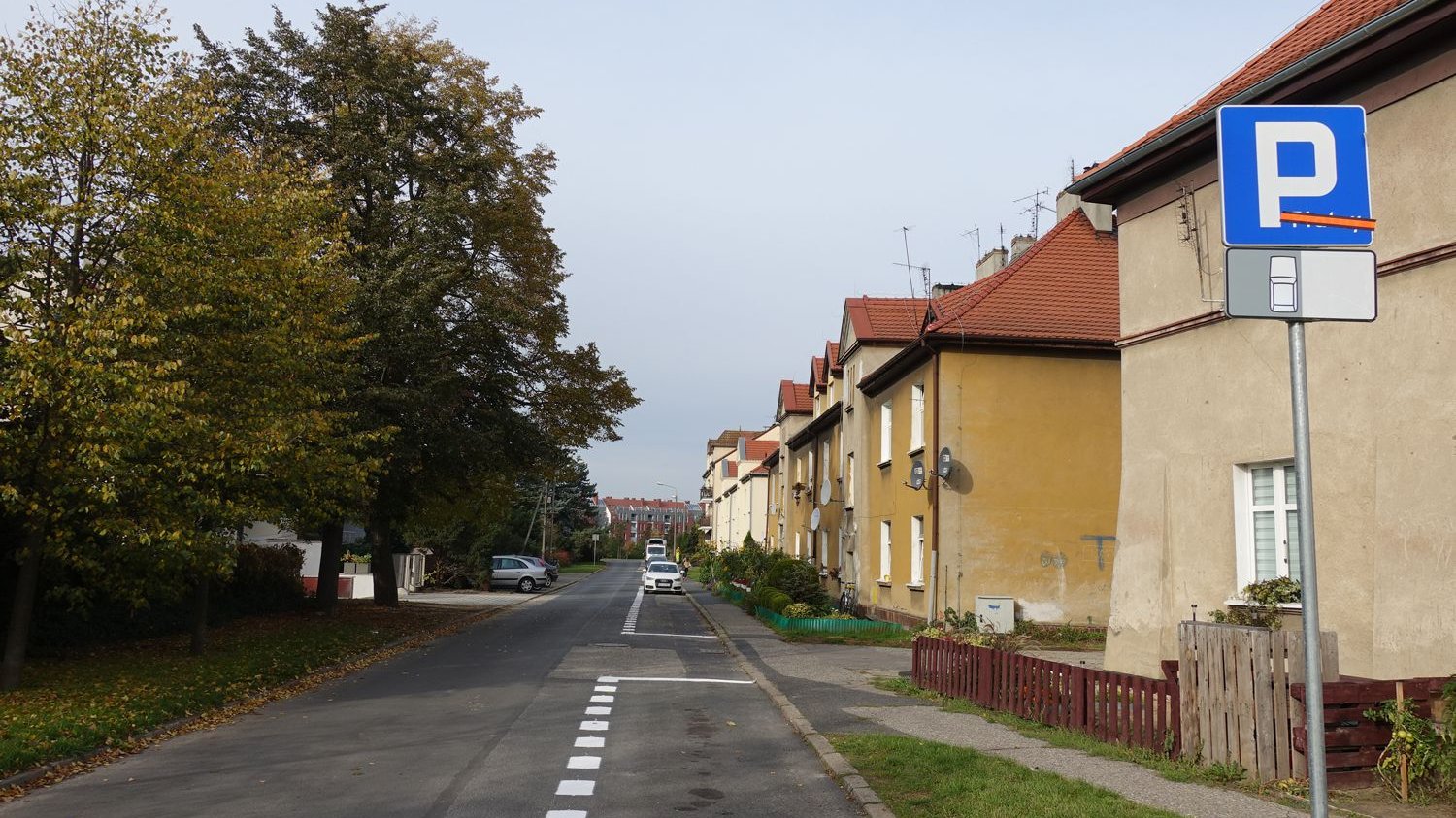 Zdjęcie pokazuje wyznaczone miejsca i oznakowanie strefy płatnego parkowania na Zagórzu