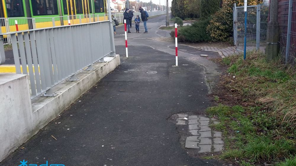 Chodnik i droga rowerowa przy ul. Warszawskiej przed remontem nawierzchni