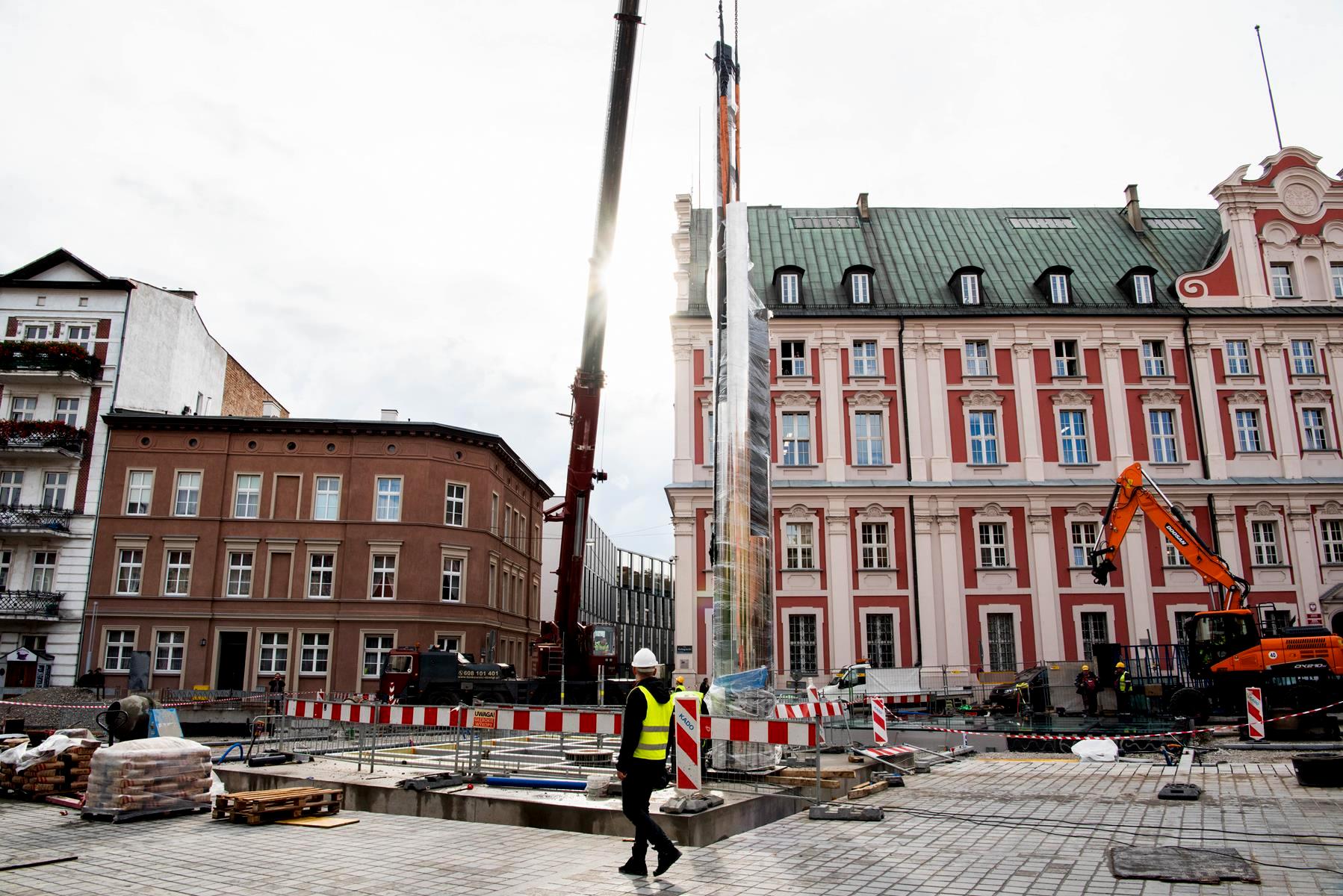 Galeria zdjęć z montażu Zegara Historii na placu Kolegiackim - grafika rozmowy