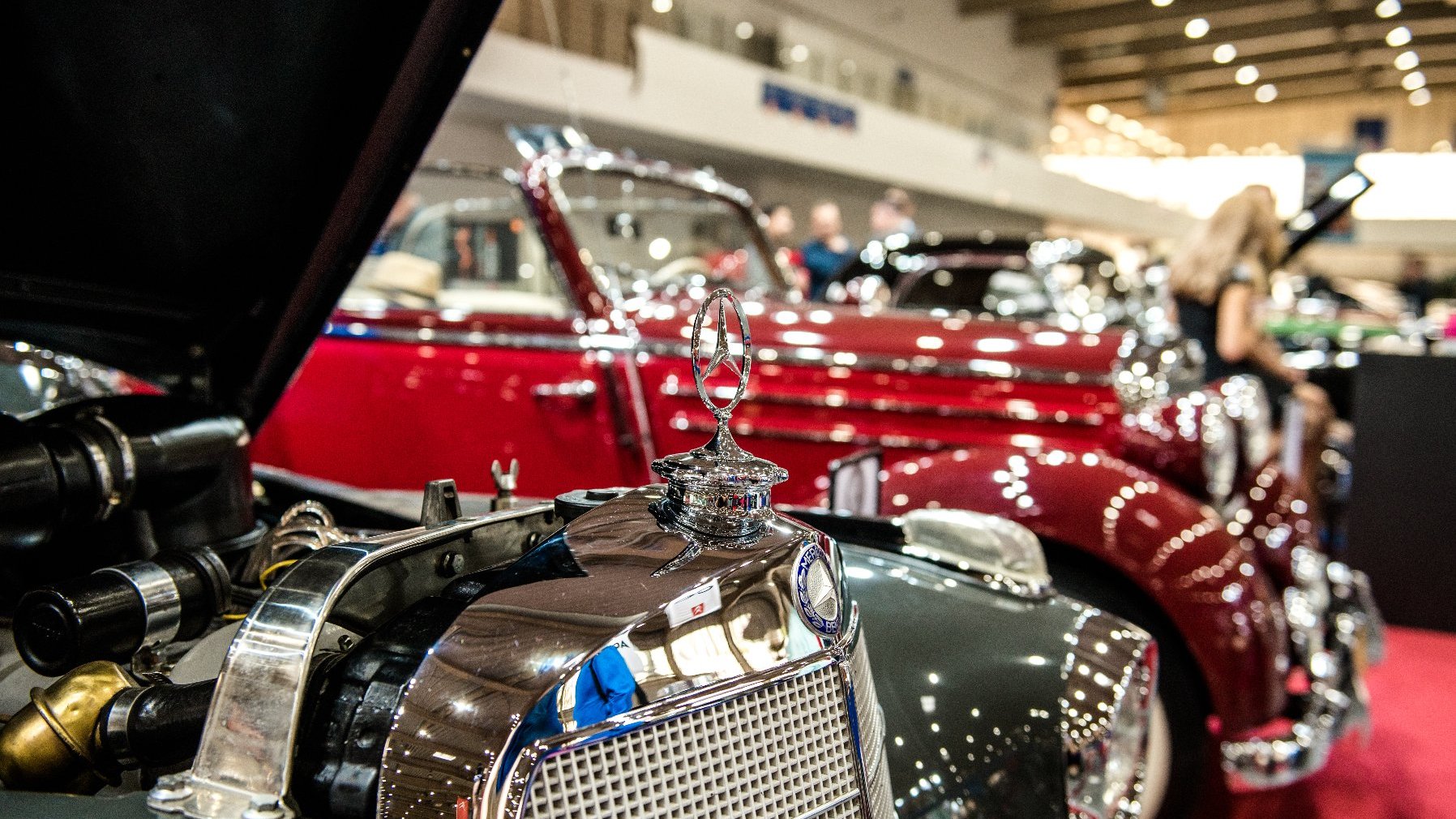 Galeria zdjęć przedstawia zabytkowe auta podczas wystawy Retro Motor Show.