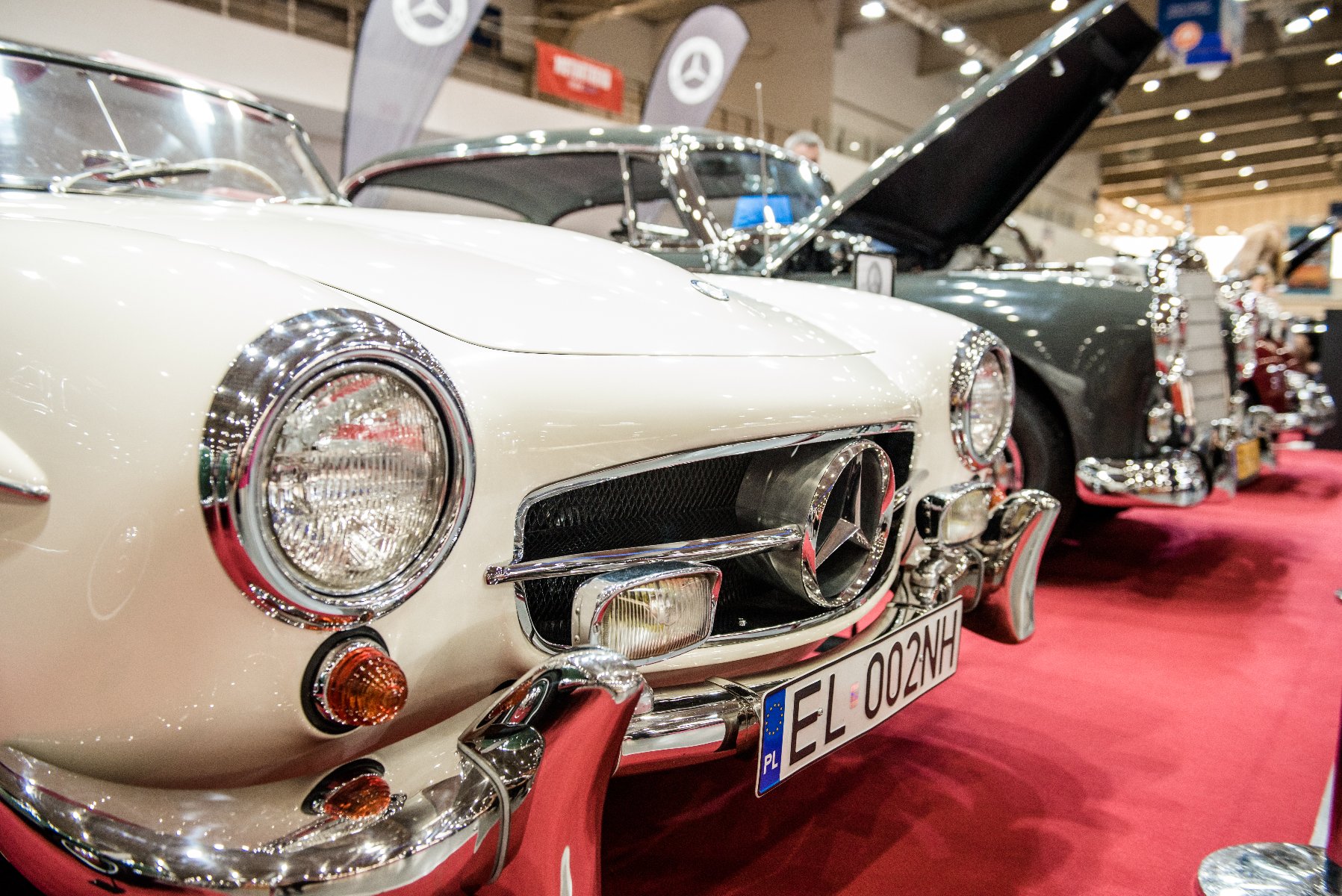 Galeria zdjęć przedstawia zabytkowe auta podczas wystawy Retro Motor Show. - grafika rozmowy