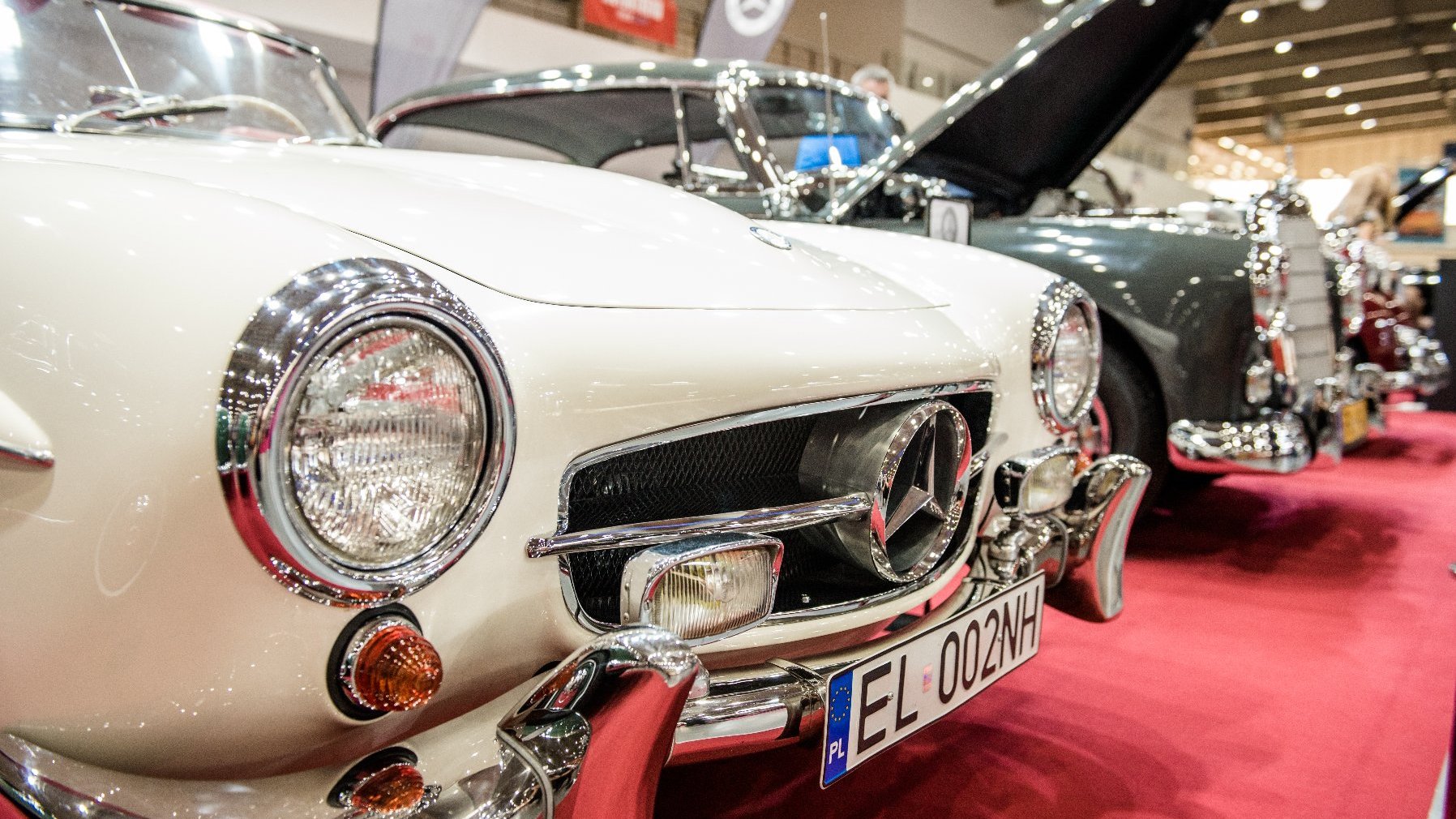 Galeria zdjęć przedstawia zabytkowe auta podczas wystawy Retro Motor Show.