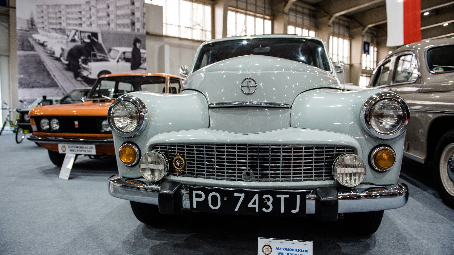 Galeria zdjęć przedstawia zabytkowe auta podczas wystawy Retro Motor Show.