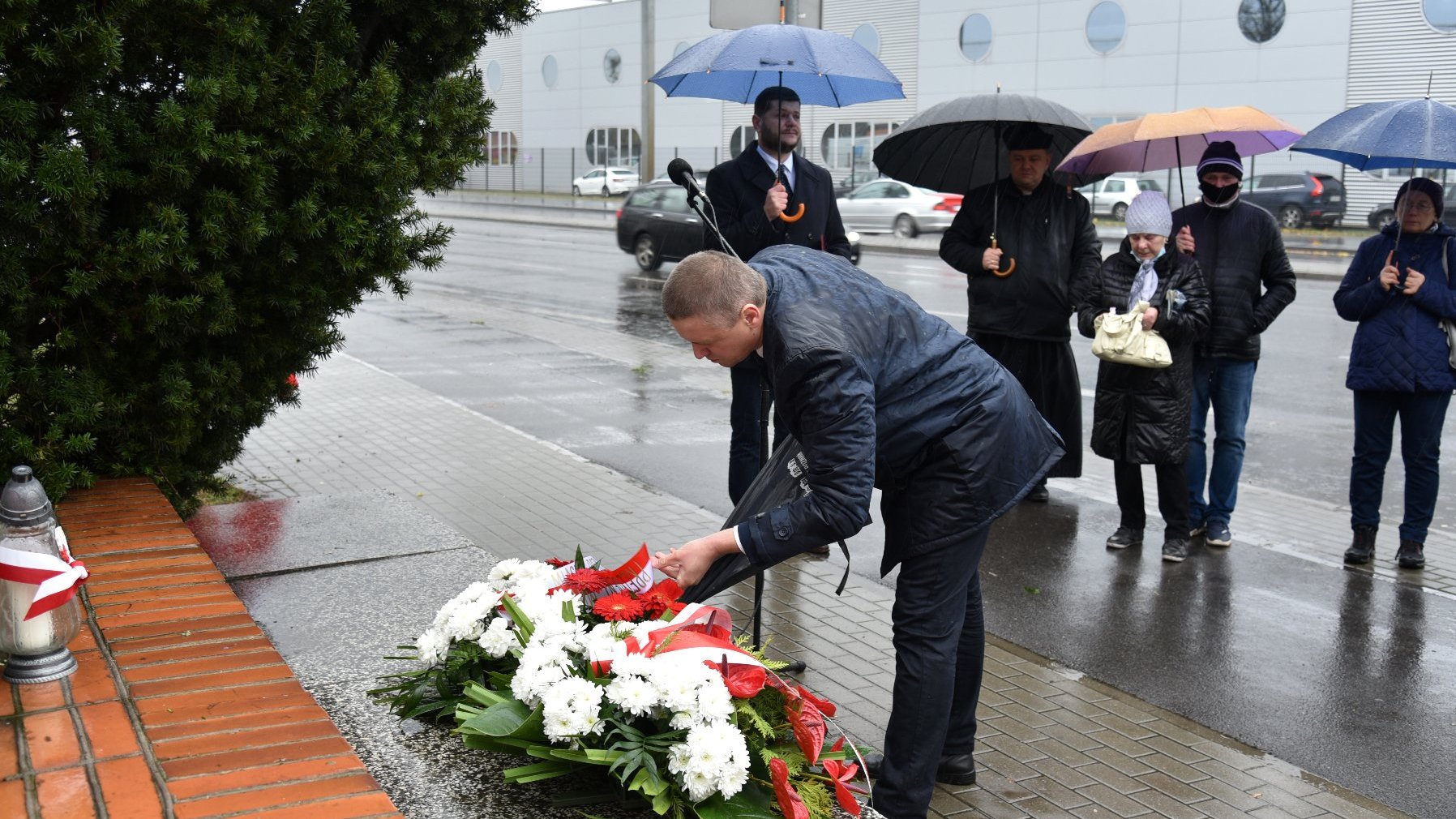 Zdjęcie przedstawia dyrektora Gabinetu Prezydenta składającego kwiaty.