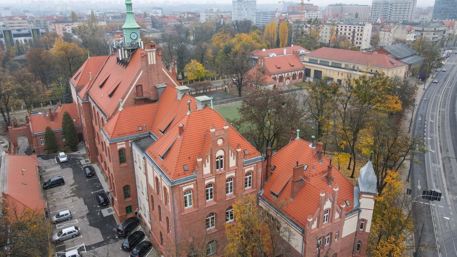 Na zdjęciu budynek z odnowioną elewacją, widziany z lotu ptaka - z boku