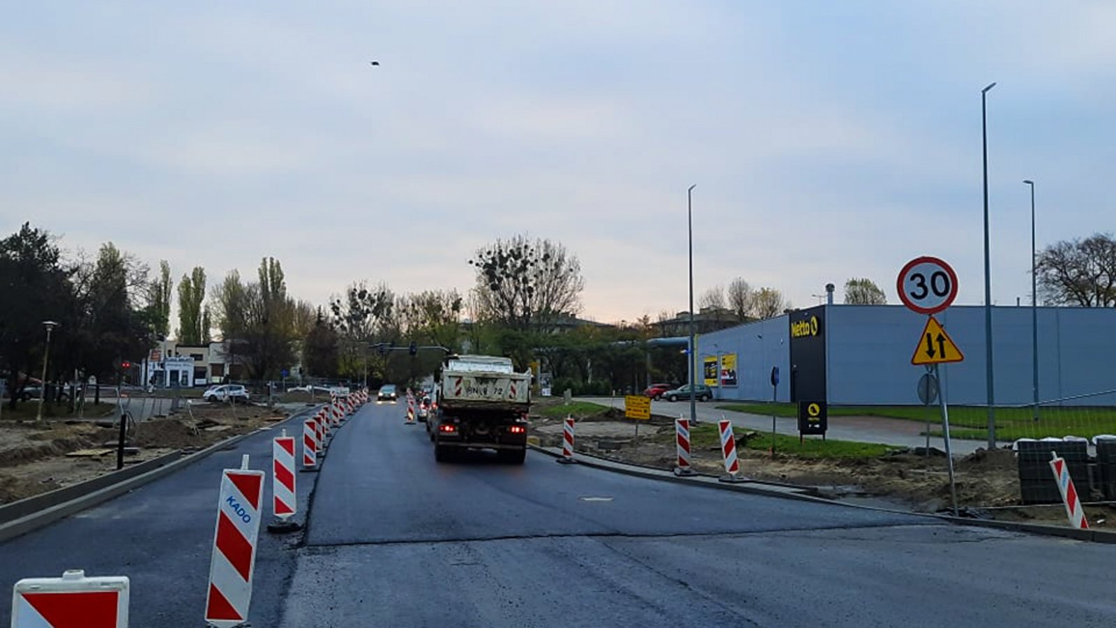 Na zdjęciu ulica na Naramowicach, widać tył samochodu ciężarowego, w tle sygnalizacja świetlna