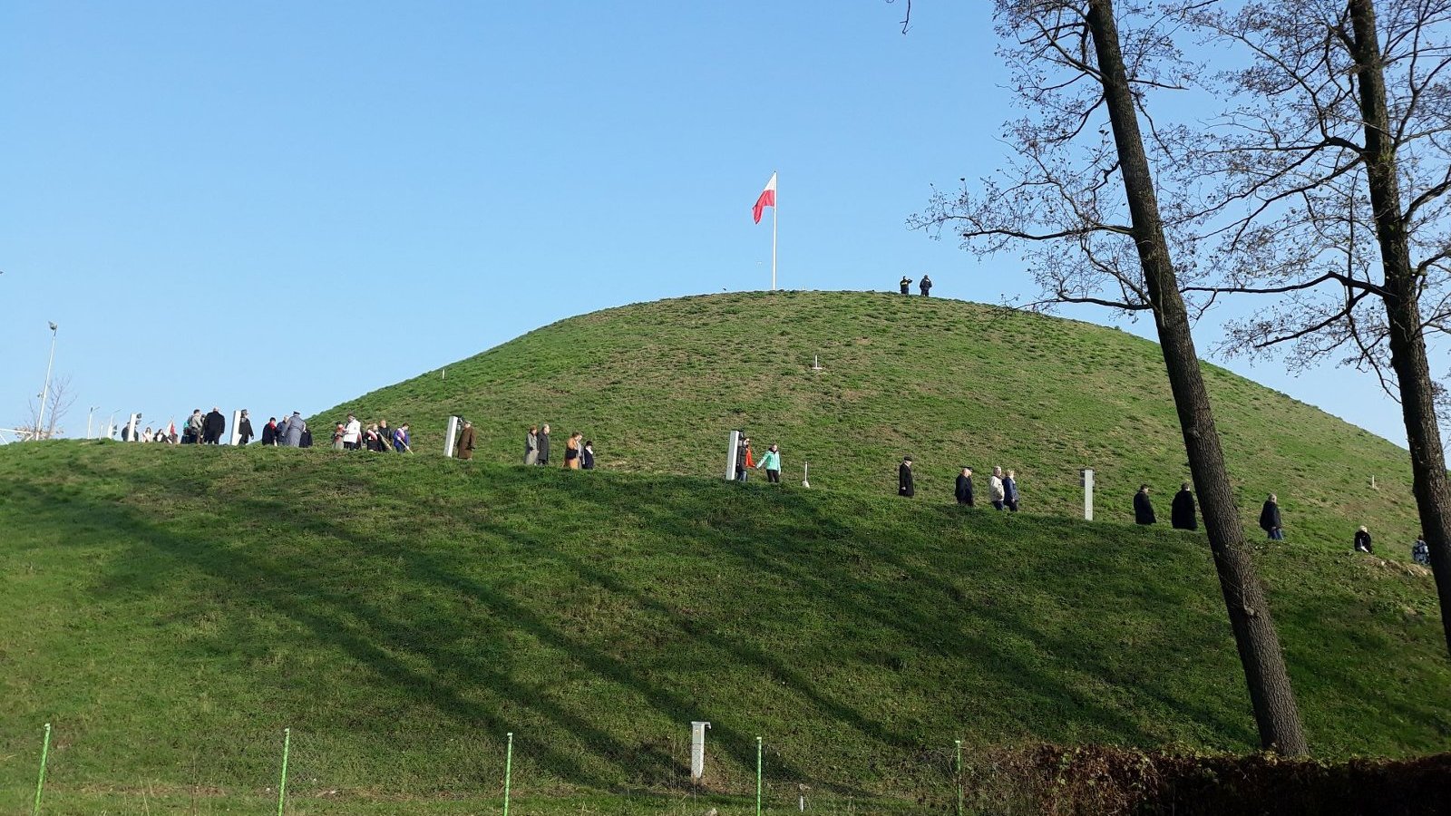 Galeria zdjęć przedstawia Kopiec wolności.