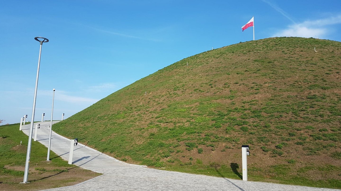 Galeria zdjęć przedstawia Kopiec Wolności.