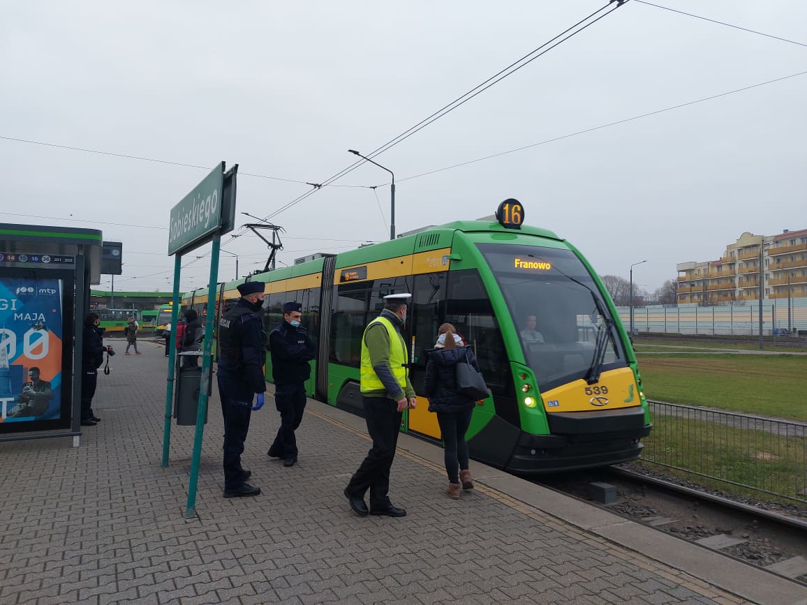 Na zdjęciu policjanci wchodzący do tramwaju stojącego na pętli Sobieskiego - grafika rozmowy