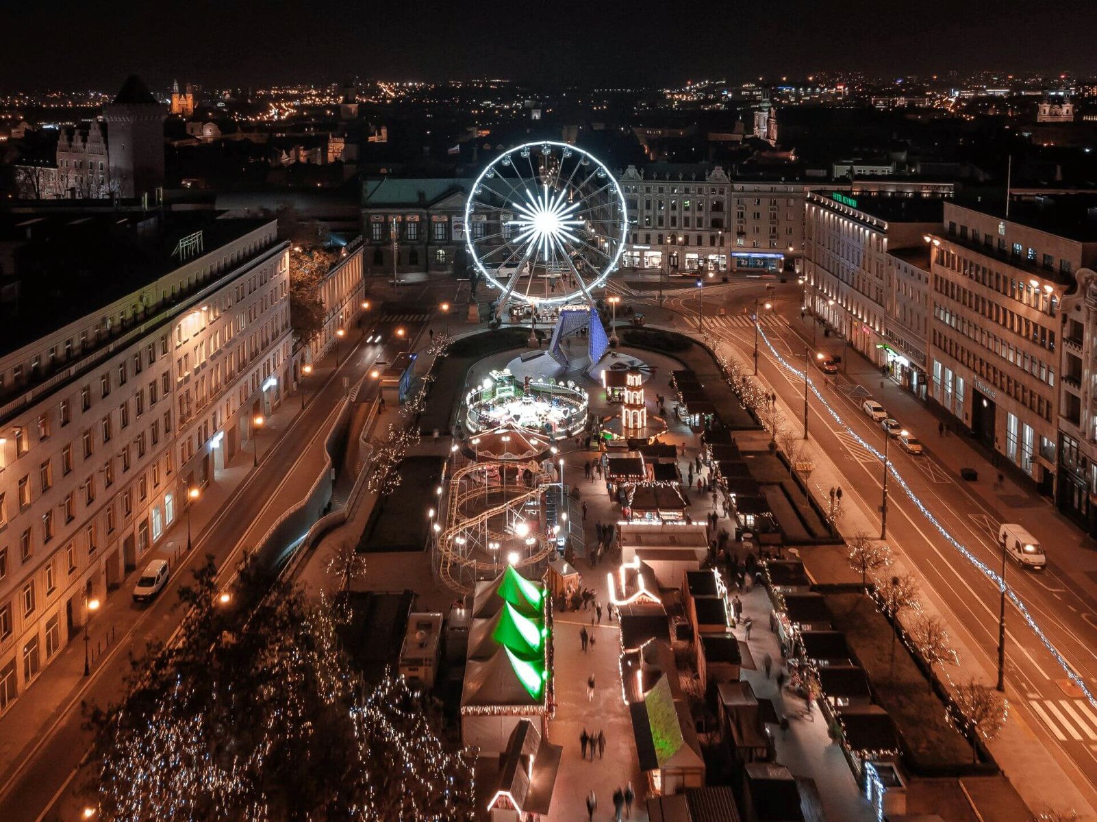 Zdjęcie przedstawia jarmark na placu Wolności widziany z góry. - grafika rozmowy