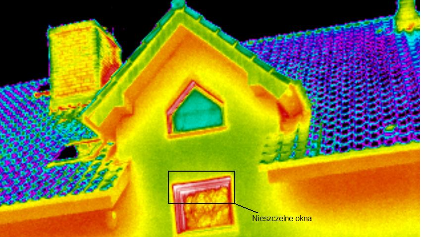 Grafika przedstawia widok z kamery termowizyjnej. Na różnokolorowym obrazku domu widać, w których miejscach ucieka ciepło. Pokazują to kolory.