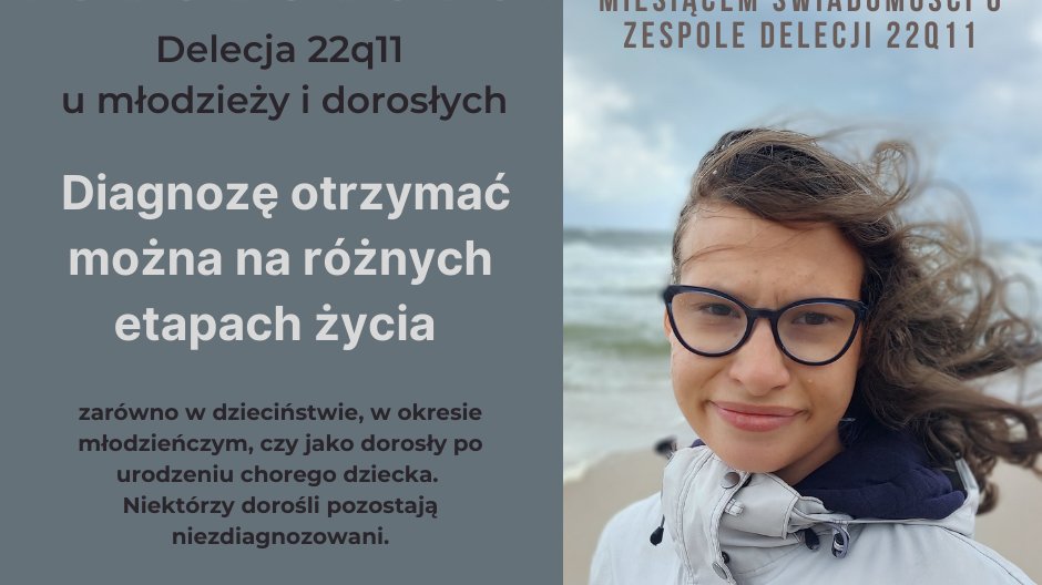 Grafika: po lewej na szarym tle informacje o delecji, po prawej zdjęcie młodej kobiety w okularach, z rozwianymi włosami