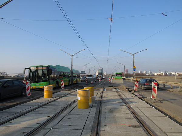 Widok na przebudowywaną trasę tramwajową na moście Królowej Jadwigi - grafika rozmowy