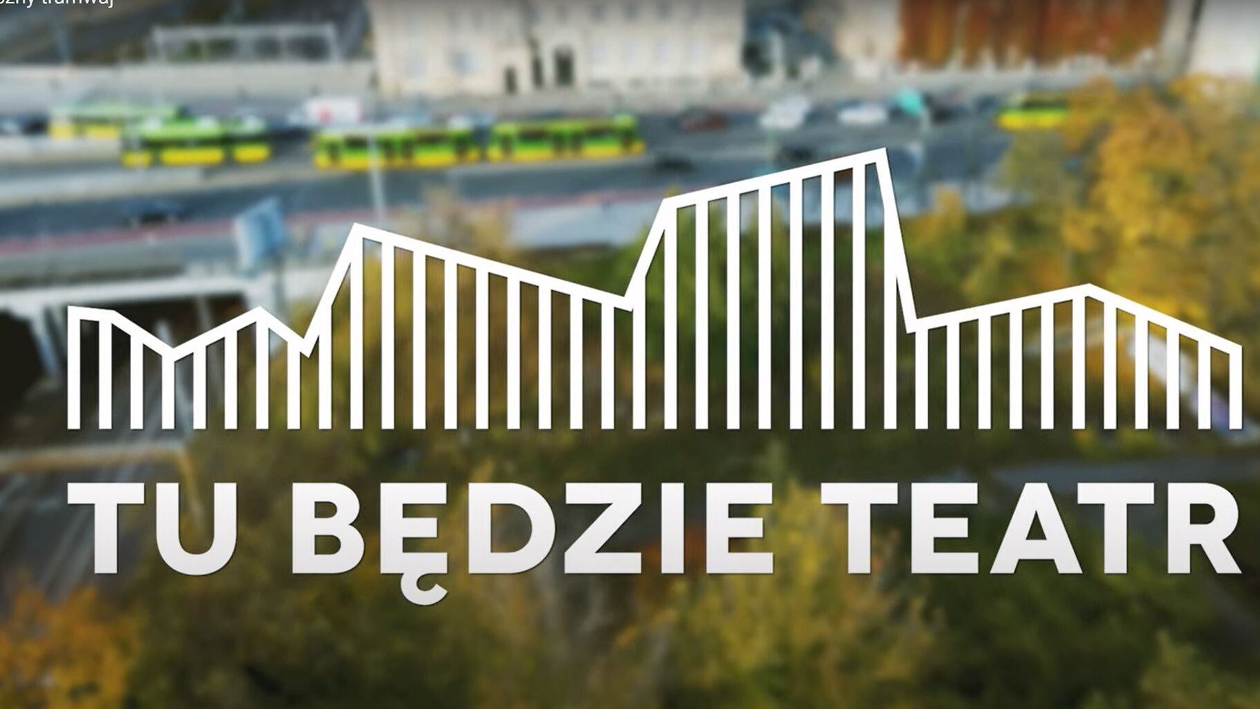 Zdjęcie przestrzeni w pobliżu torów, na pierwszym planie napis: tu będzie teatr