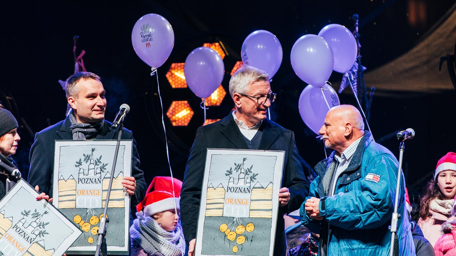 Na zdjęciu prezydent Poznania i jego zastępca, stoją na scenie, trzymając dyplomy