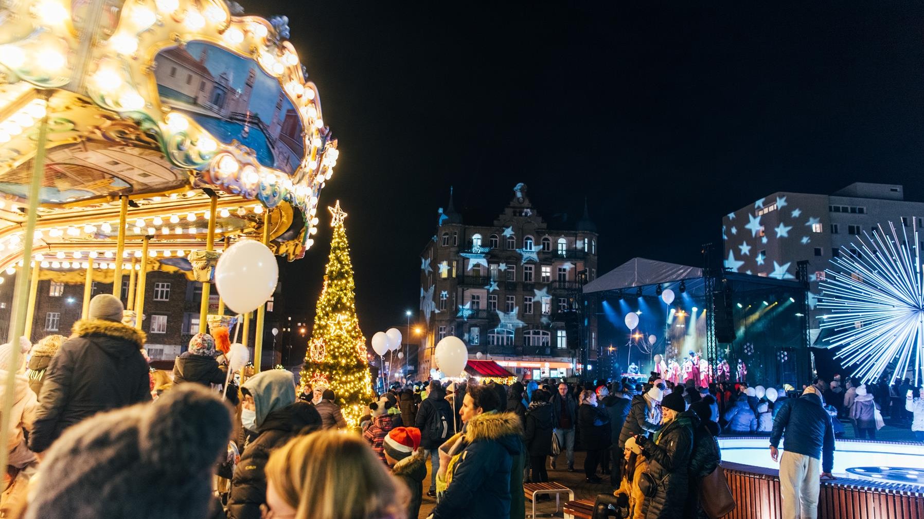 Na zdjęciu rynek Łazarski, na pierwszym planie karuzela oraz choinka