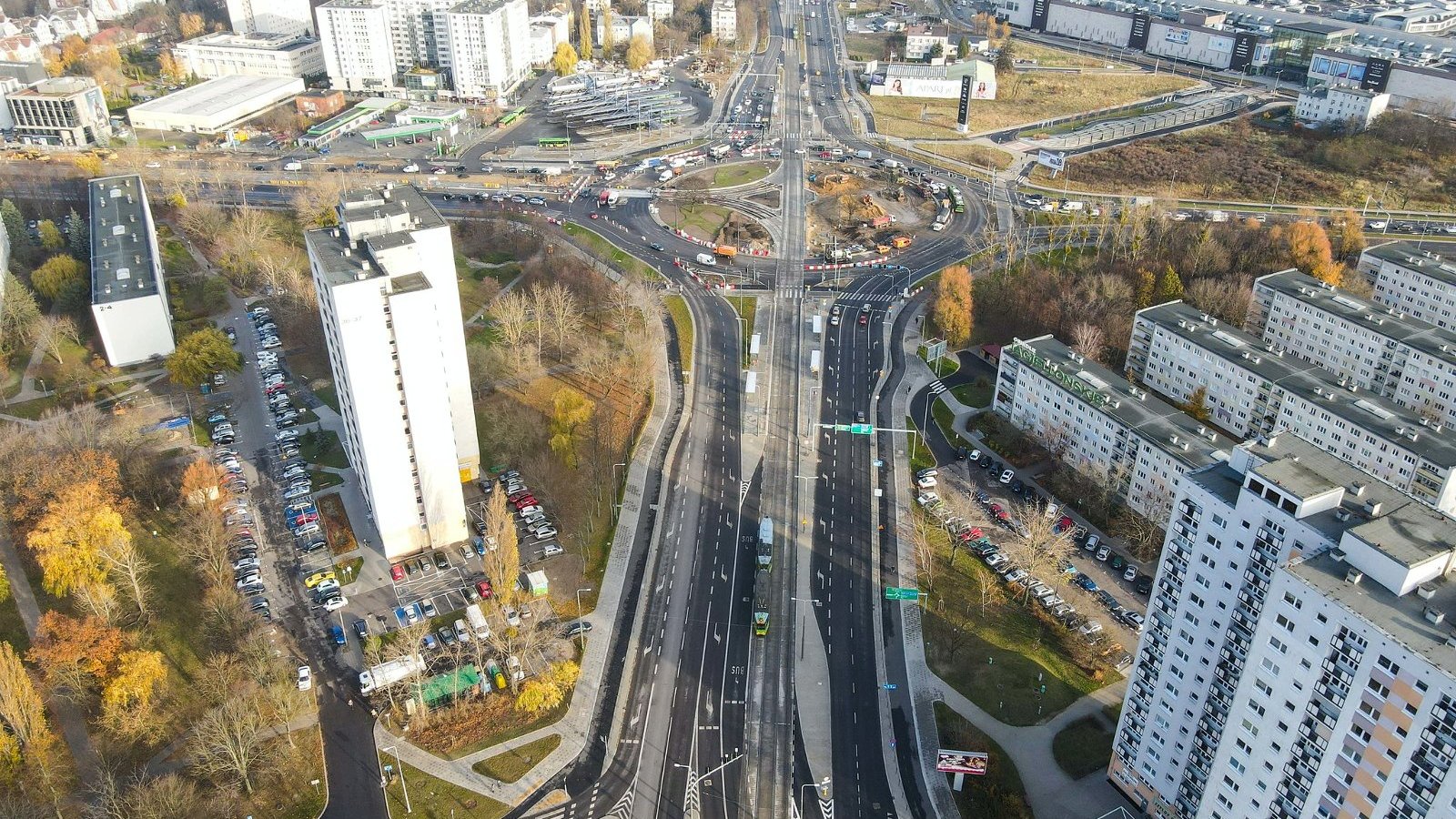 Widok z góry na rondo i ulicę.