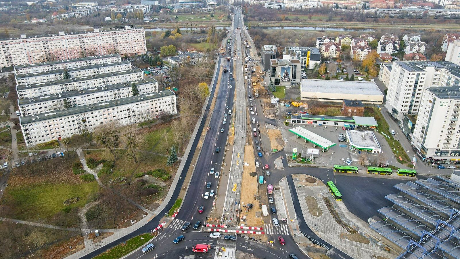 Widok z góry na fragment remontowanego ronda i tory tramwajowe na ulicy.