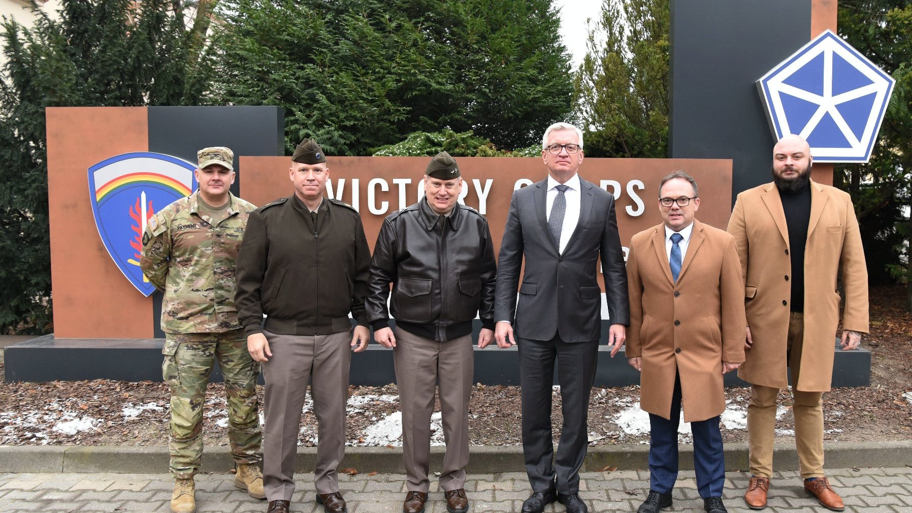 Na zdjęciu Jacek Jaśkowiak i amerykańscy żołnierze, stoją obok siebie, pozując do zdjęcia