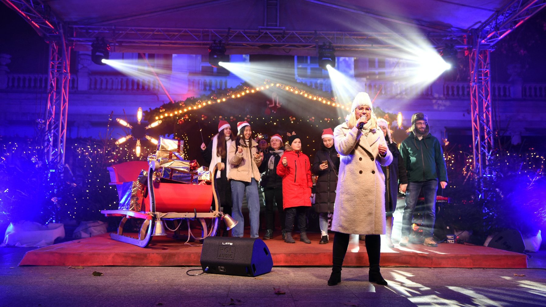 Galeria zdjęć przedstawia uczestników akcji "Poznań Silent Night", która odbyła się na pl. Wolności.