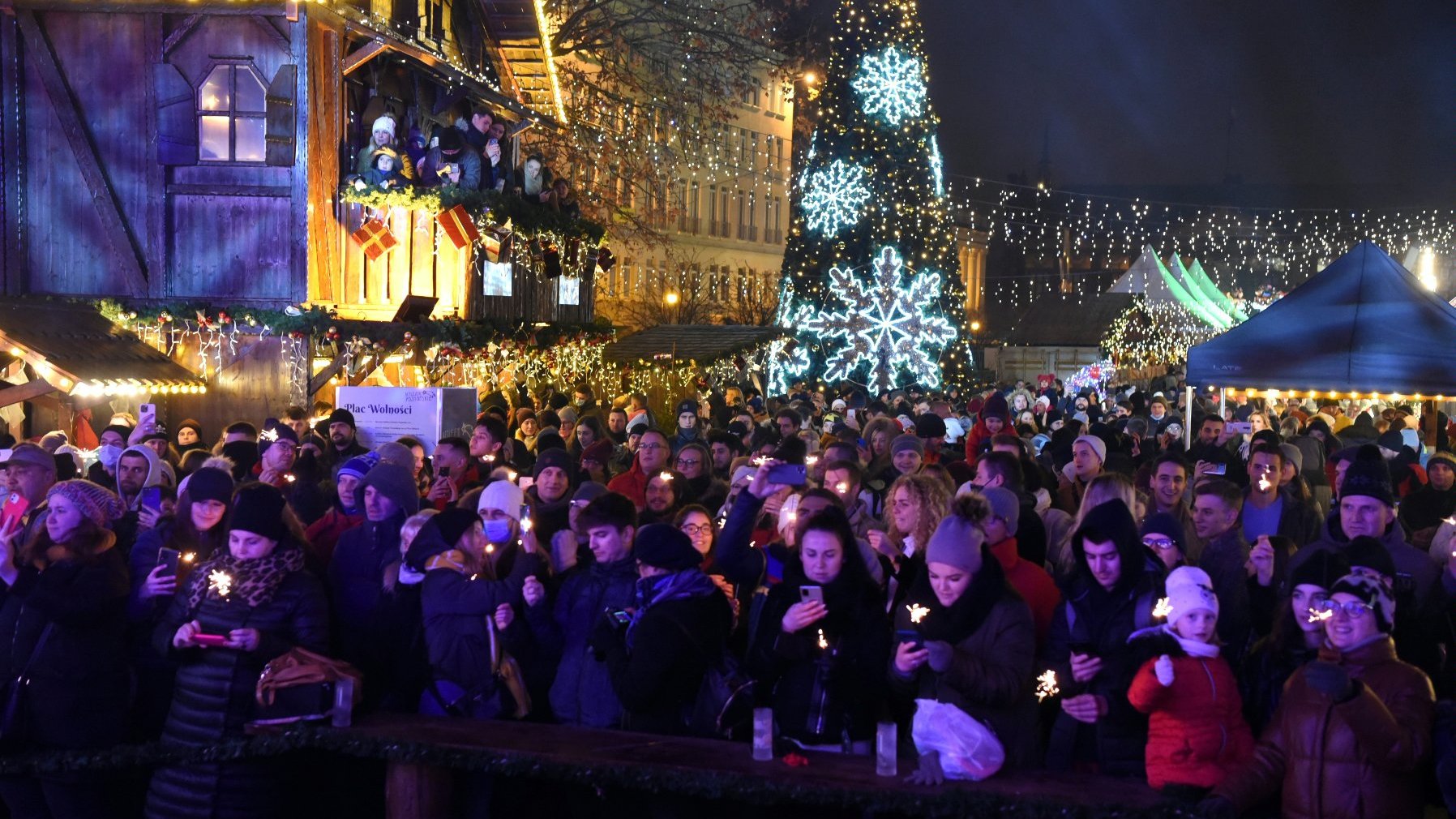 Galeria zdjęć przedstawia uczestników akcji "Poznań Silent Night", która odbyła się na pl. Wolności.