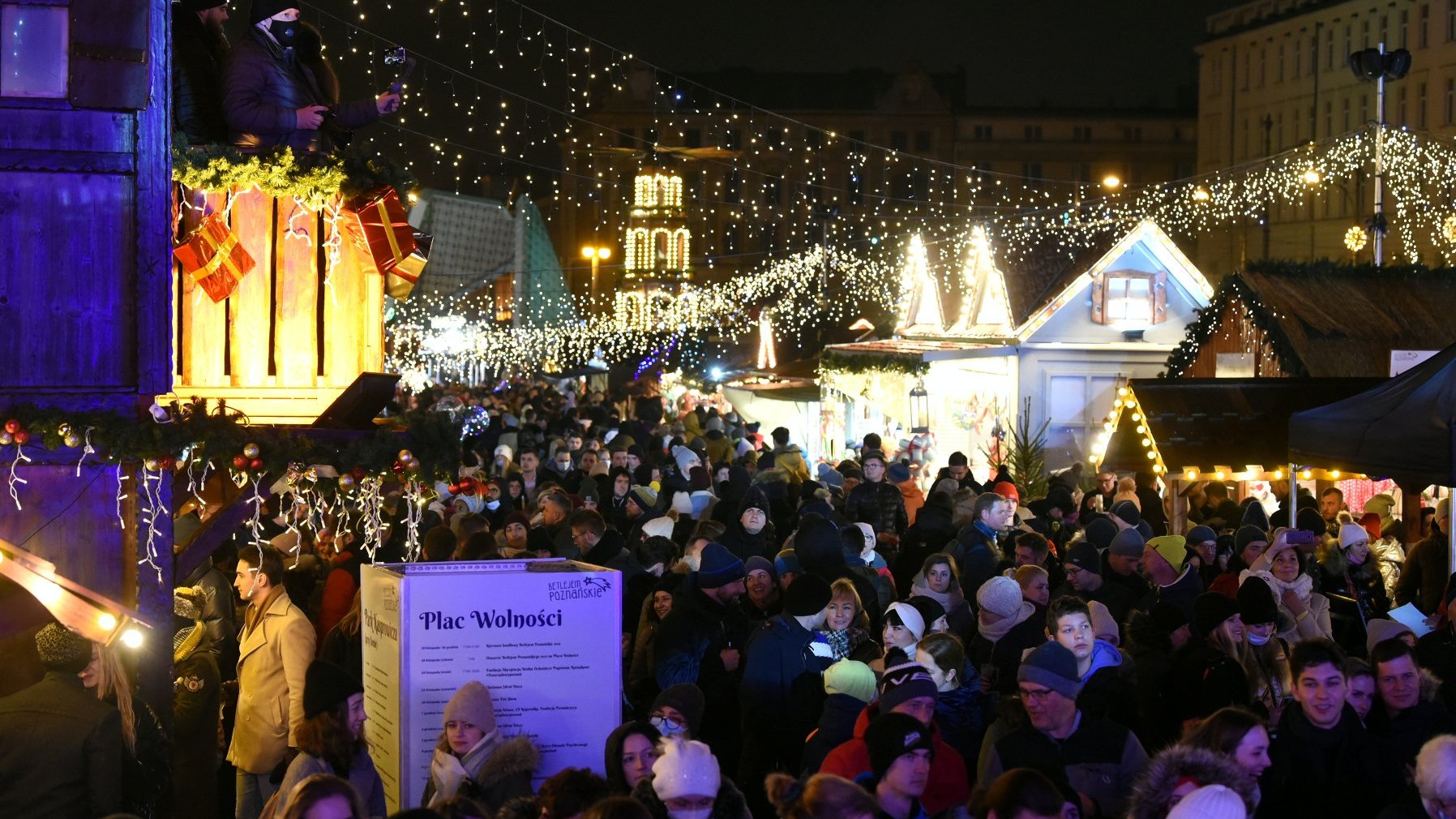 Galeria zdjęć przedstawia uczestników akcji "Poznań Silent Night", która odbyła się na pl. Wolności.