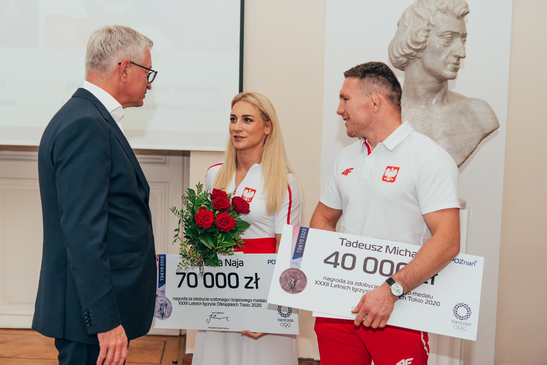 Na zdjeciu Jacek Jaśkowiak, prezydent Poznania oraz Karolina Naja i Tadeusz Michalik, poznańscy medaliści XXXII Letnich Igrzysk Olimpijskich w Tokio. - grafika rozmowy