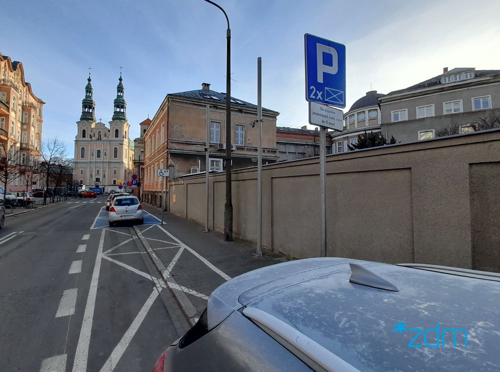 Specjalne miejsca parkingowe dla osób odwożących chorych do szpitala przy ul. Długiej - grafika rozmowy