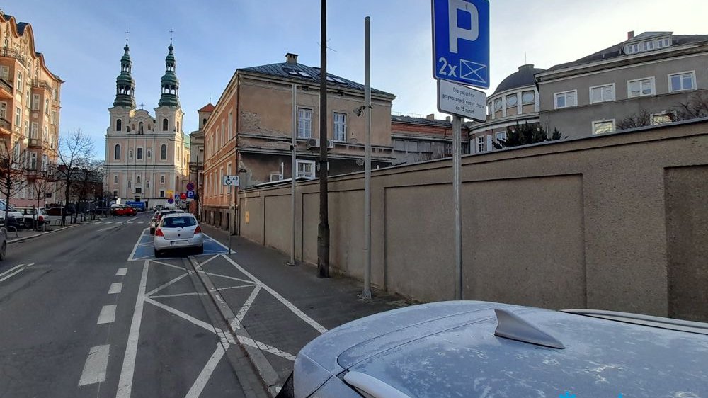 Specjalne miejsca parkingowe dla osób odwożących chorych do szpitala przy ul. Długiej