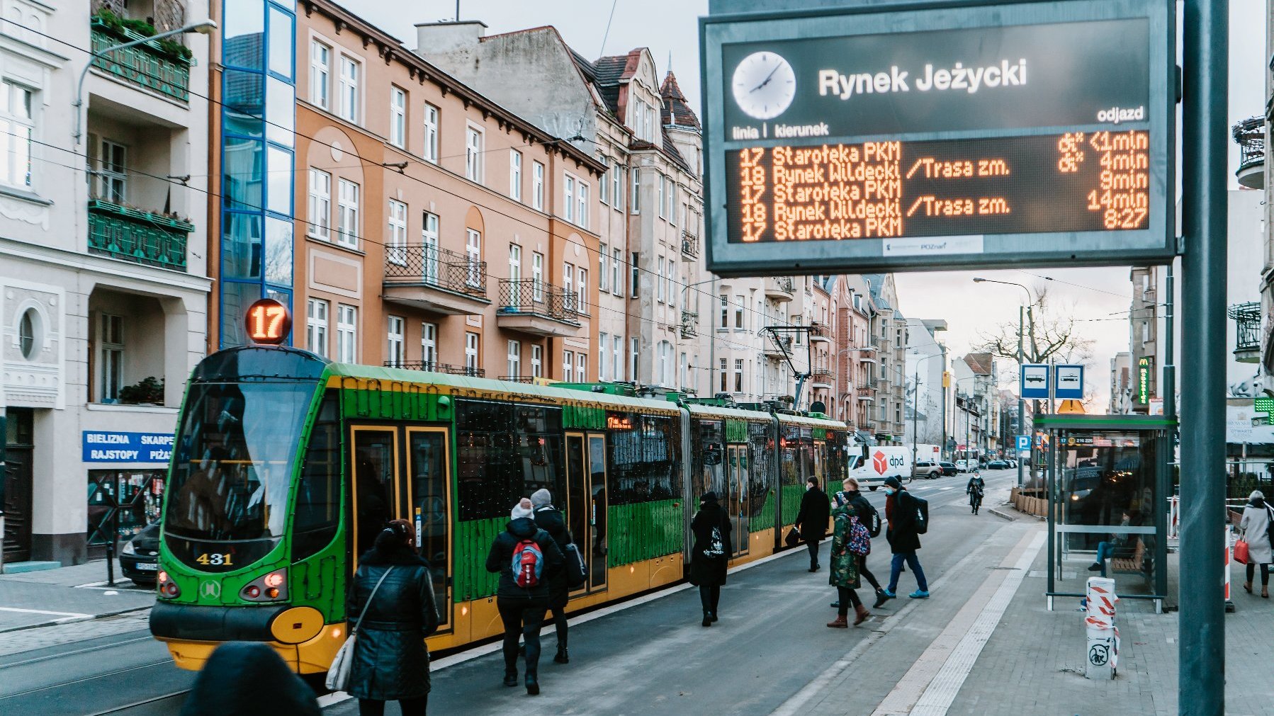 Galeria zdjęć pokazujących nowe przystanki wiedeńskie przy rynku Jeżyckim