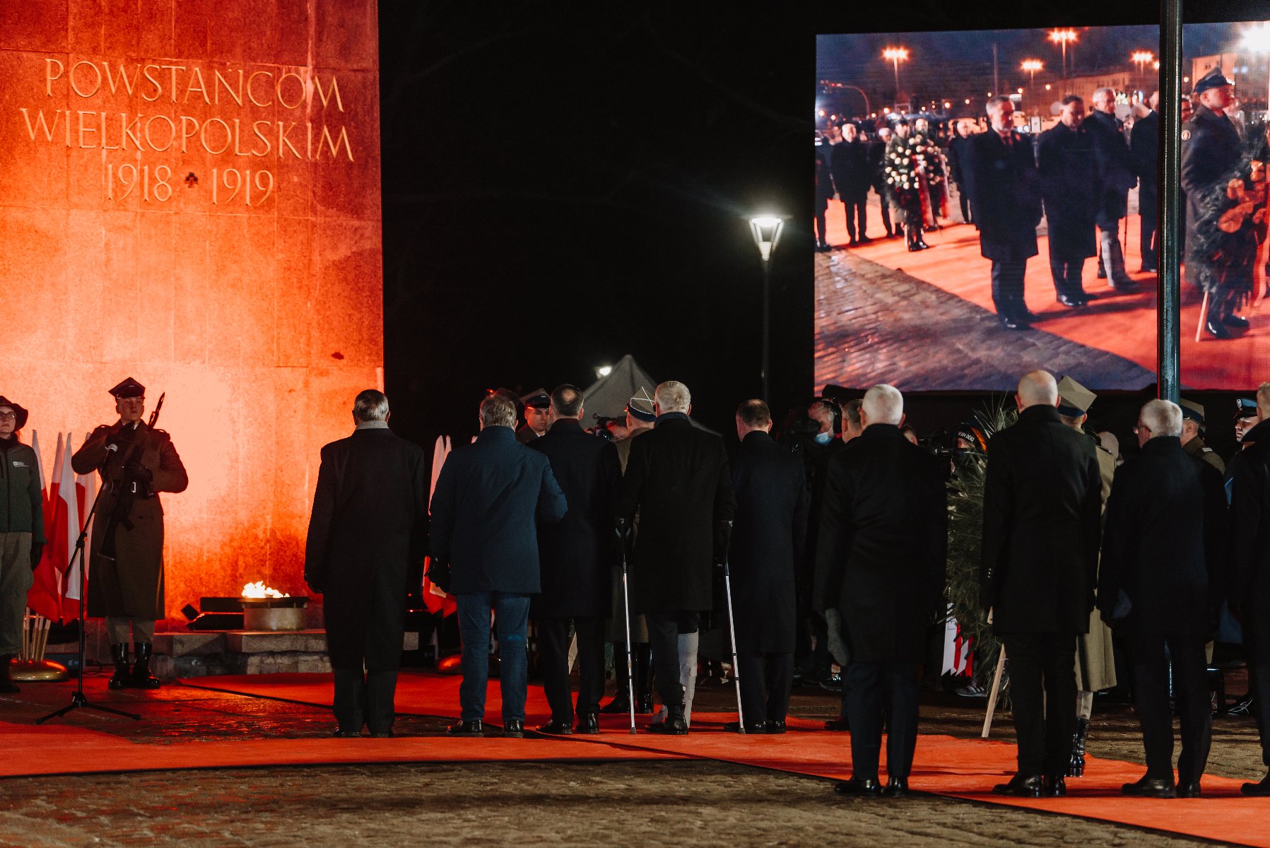 Galeria zdjęć przedstawia obchody 103. rocznicy wybuchu Powstania Wielkopolskiego. - grafika rozmowy